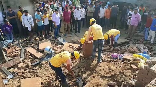 हंसते खेलते सोए चार भाई बहन को आधी रात बाद ले गई मौत, मकान की पट्टियों के नीचे कुचल गए, मां और आखिरी बेटी गंभीर