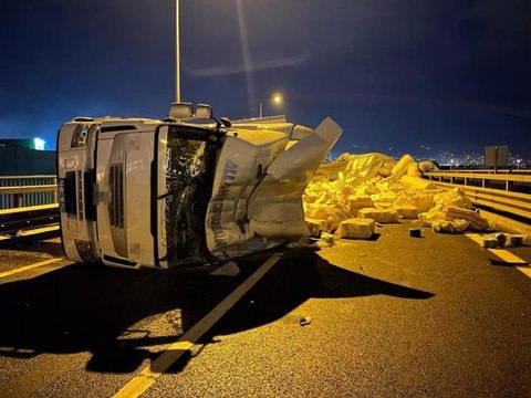 Tekstil malzemesi yüklü tır devrildi