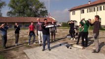 Milano, studenti del liceo Steiner a caccia di idee anti-smog: un pallone in cielo sull'abbazia di Mirasole
