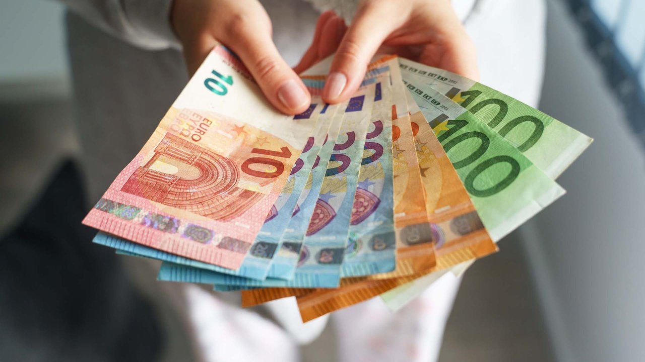 Änderungen ab 1. Oktober: Mehr Geld, neue Corona-Regeln