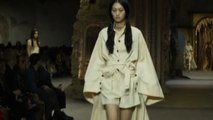 Dior porta in passerella modelle con corsetti e codini bassi