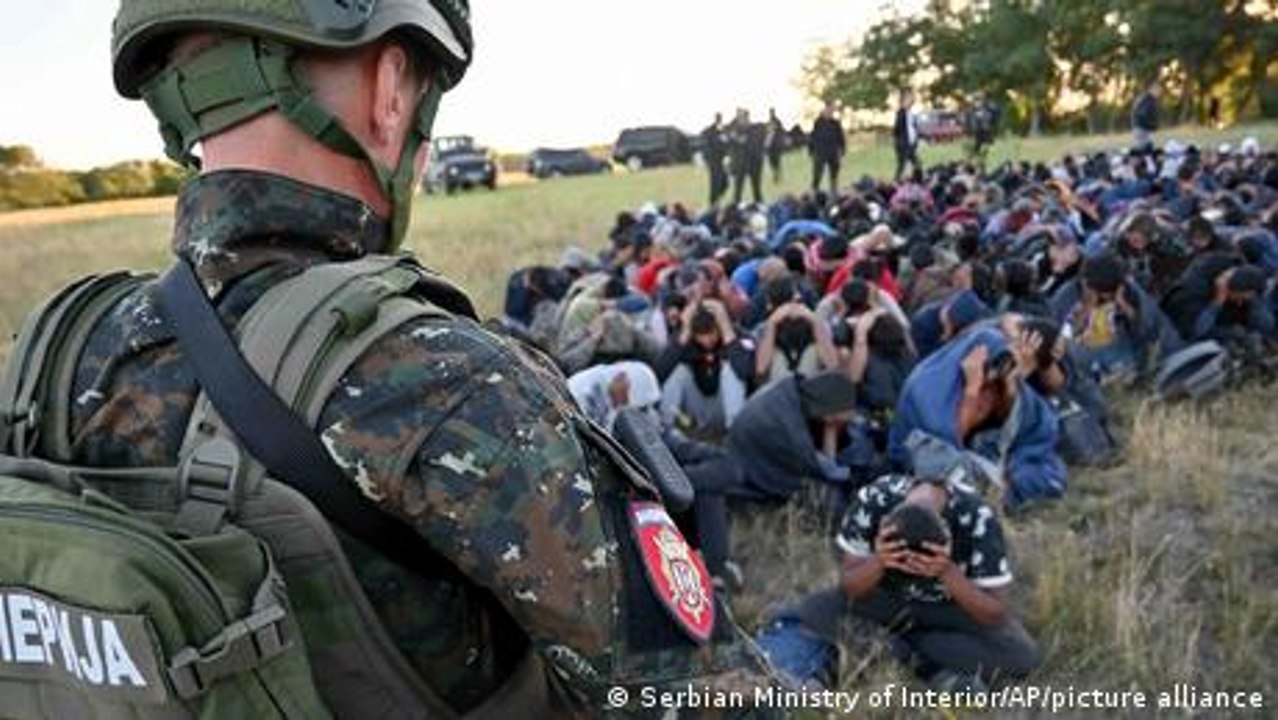 Migrant influx creates tension in Serbian border town