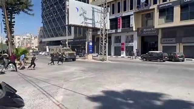 فلسطينيون يلقون حجارة على حافلات إسرائيلية في مدينة جنين في الضفة الغربية المحتلة