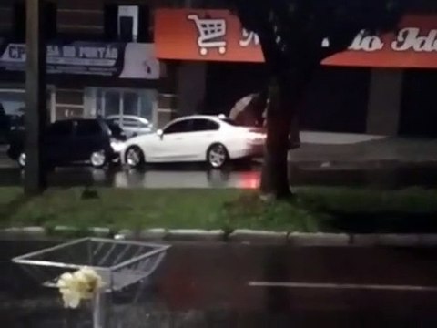 Condutor embriagado colide contra três carros estacionados em Umuarama