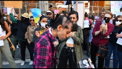 Iran, a New York manifestanti si radono i capelli per Mahsa