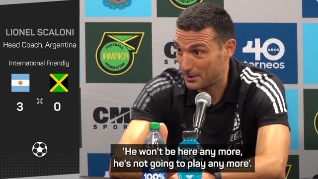 Argentina coach likens Lionel Messi to Roger Federer