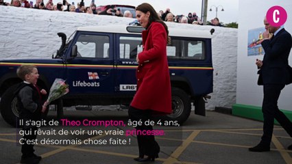 Kate et William craquent devant un adorable petit garçon
