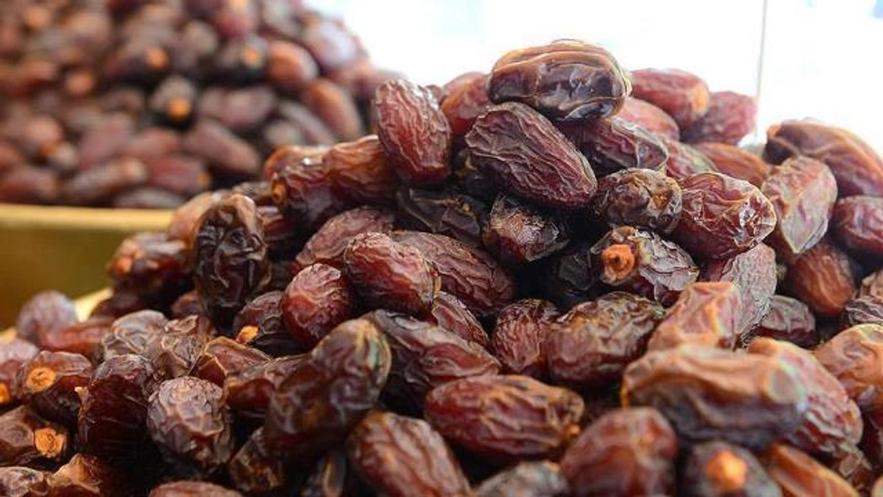 Rüyada hurma yemek ne demektir? Rüyada yaş hurma yemek nedir? Diyanete göre rüyada hurma yemek neye delalet eder?