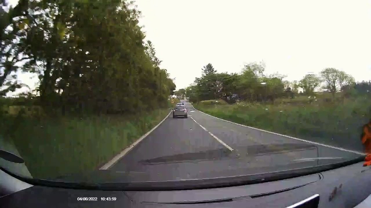 Dangerous driver overtakes three cars on A487