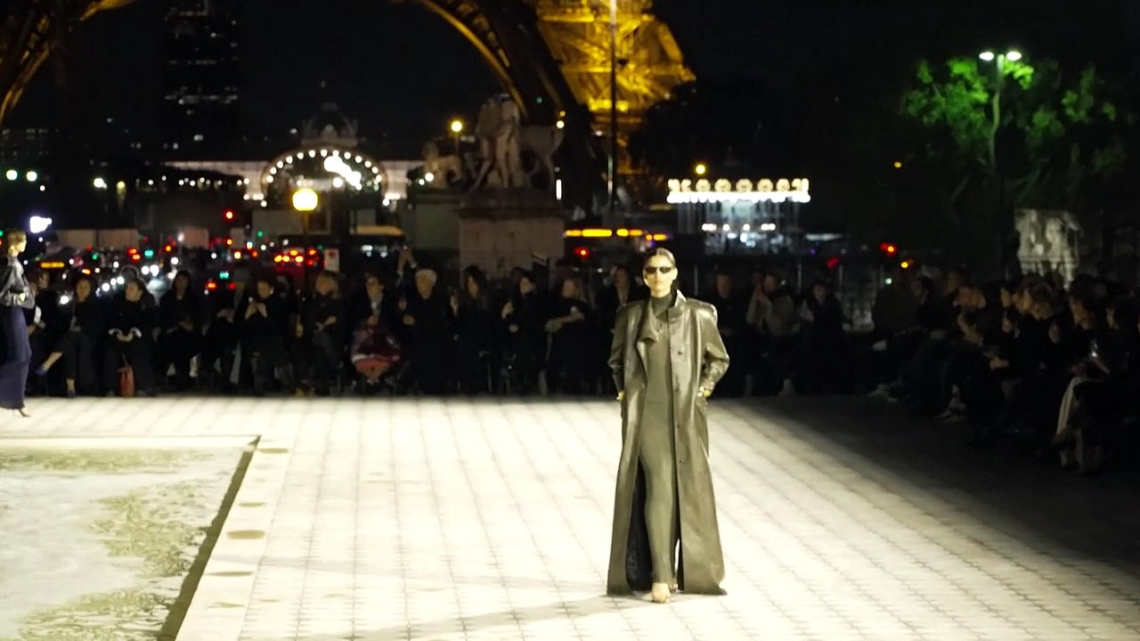 Mode: le défilé Saint Laurent au pied de la tour Eiffel
