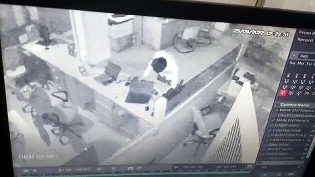 नकाबपोश ने बैंक में की चोरी, सीसीटीवी में कैद हुई वारदात
