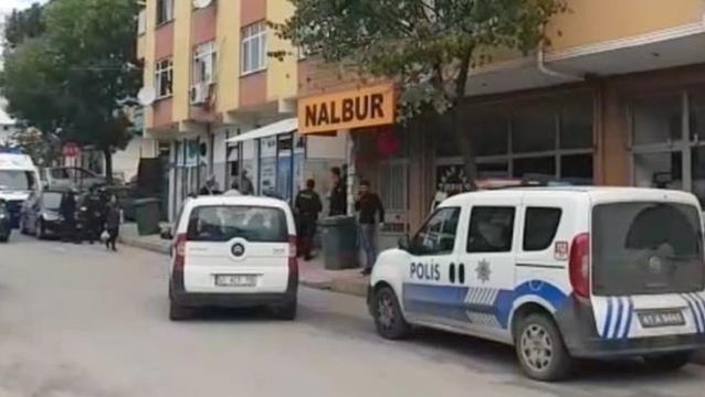 Kocaeli'de kötü koku ihbarına giden ekipler, girdikleri evde cesetle karşılaştı