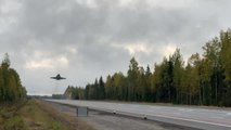 Son dakika haber | Finlandiya Hava Kuvvetlerine ait savaş uçakları, tatbikat kapsamında karayoluna iniş yaptı