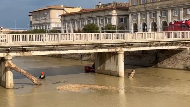Maltempo nelle Marche, a Senigallia verifiche sul ponte Garibaldi (28.09.22)