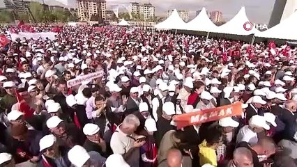 Erdoğan: Sırf daha iyi arabaya binmek, yeni telefon almak gibi süfli heveslerle başka ülkelerin kapısına varanlara acıyarak bakıyoruz