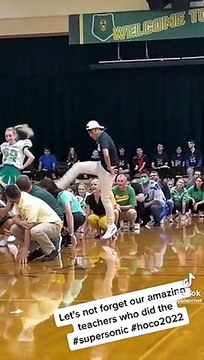 Quand des profs participent à la danse de cheerleaders avec leurs élèves