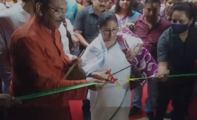 কাঁধে নিয়ে ঢাক বাজালেন স্বয়ং মুখ্যমন্ত্রী, সঙ্গতে ফিরহাদ ও অরূপ, তৃতীয়ায় জমজমাট সুরুচি সংঘ