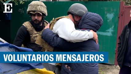 Los voluntarios que llevan mensajes a las zonas recuperadas de Ucrania