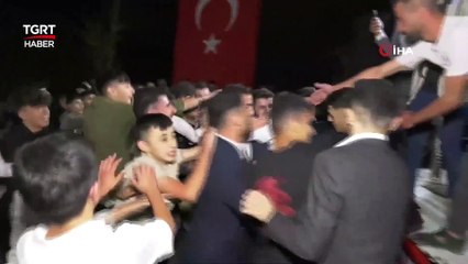 Скачать видео: Şırnak'ta Sahne Alan Tivorlu İsmail Ezilmekten Son Anda Kurtuldu - TGRT Haber