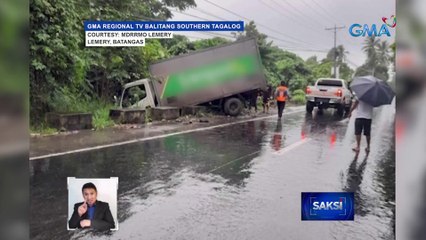 Truck na nag-overtake sa kotse, sumadsad sa gilid ng kalsada | Saksi