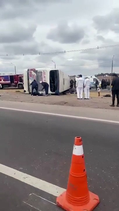 Volco un colectivo con hinchas de boca en la ruta 7 a la altura del autodromo de san martin. hay heridos.