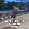 Stazione di Spoleto, dj cantante intrattiene i passanti in attesa del treno