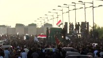 أنصار الصدر يحاولون إزالة الحواجز الإسمنتية للوصول إلى المنطقة الخضراء في بغداد