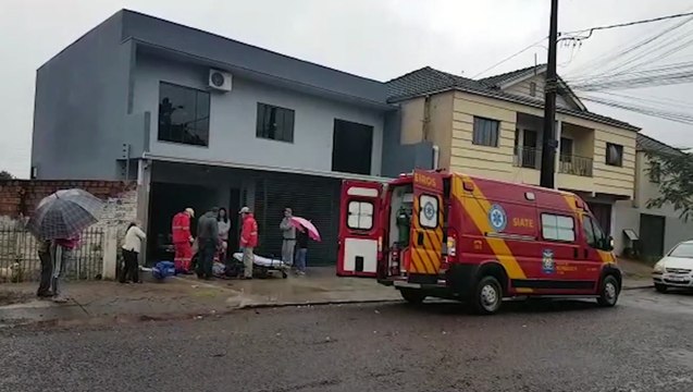 Motociclista sofre queda no Bairro Periolo e precisa ser socorrido pelo Corpo de Bombeiros