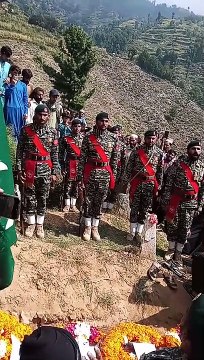 Pak army kay jawan sheed ko salami dia reha hai