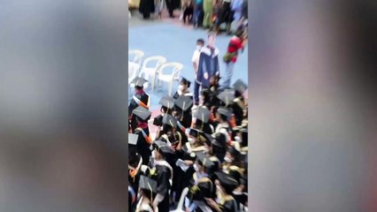 Conmovedor padre lleva una foto de tamaño real de su hijo muerto a la ceremonia de su graduación