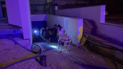 Asansör boşluğuna düşen 2 işçi yaralandı