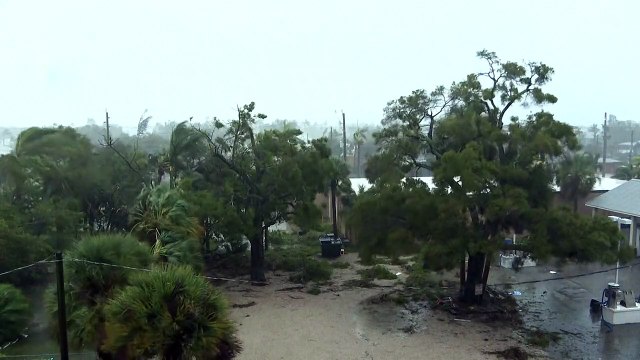 El huracán Ian, extremadamente peligroso , toca tierra en Florida