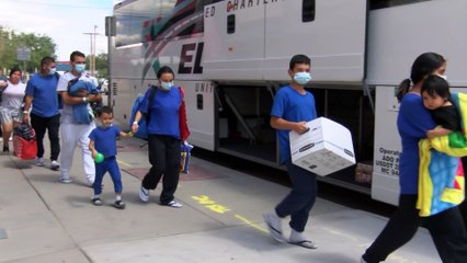 Aprueban fondo millonario para transporte de inmigrantes