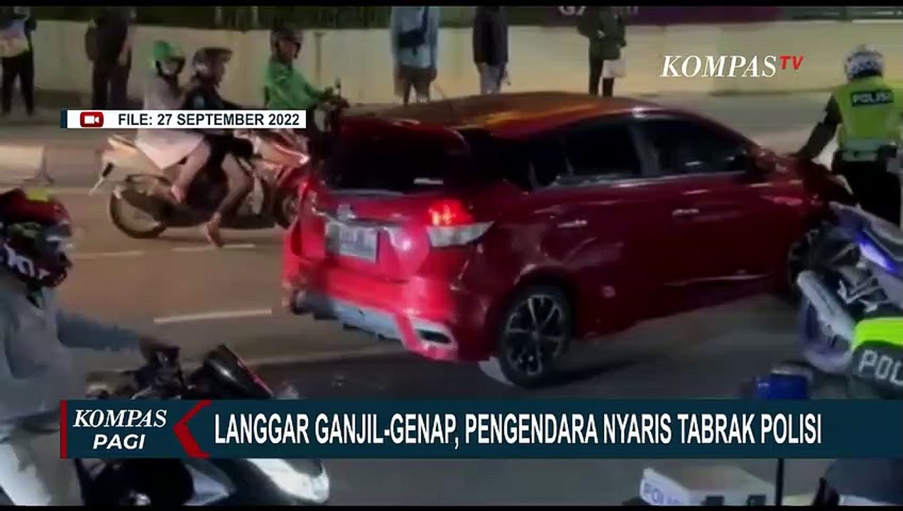 Kabur dari Razia Ganjil Genap, Pengendara Mobil Nyaris Tabrak Polisi!