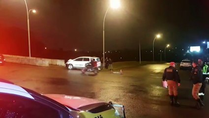 Carro colide contra canteiro no viaduto da Jacarezinho; homem ficou ferido