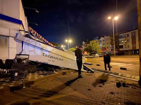 Ankara 3. sayfa haberleri... Ankara'da direksiyon hakimiyetini kaybeden sürücü mağazaya daldı