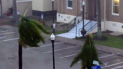 Um milhão de casas ficam sem luz na Flórida