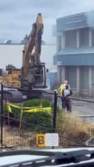 Éteindre un incendie avec une excavatrice - Buzz Buddy