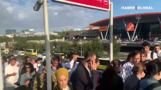 Yenibosna metrobüs durağında izdiham yaşandı
