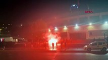Beşiktaş-Fenerbahçe derbisi öncesi Vodafone Park önünde gerginlik; satırlarla gelip slogan attılar