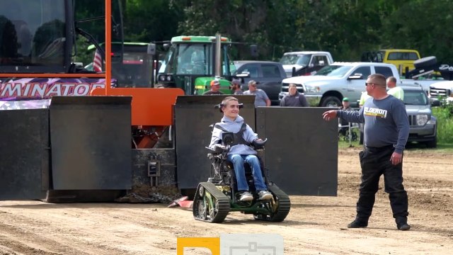 Un enfant handicapé tire un tracteur en fauteuil roulant - Buzz Buddy