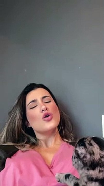 Un chiot d'un mois imite les propriétaires hurler - Buzz Buddy