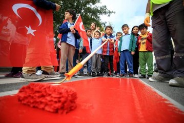 Öğrenciler yaya geçitlerini "Hayata saygı duruşu" sloganıyla kırmızıya boyadı