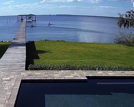 Des caméras de sécurité capturent des paddleboarders rencontrant des lamantins - Buzz Buddy