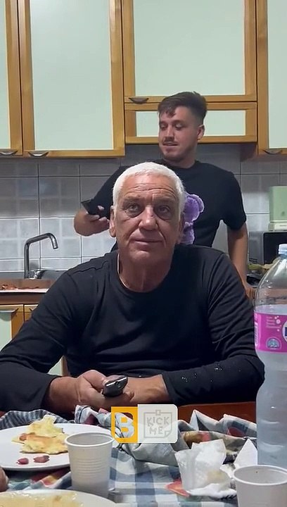 Bouleverser papa en utilisant un contrôleur supplémentaire pour jouer avec la télévision - Buzz Buddy