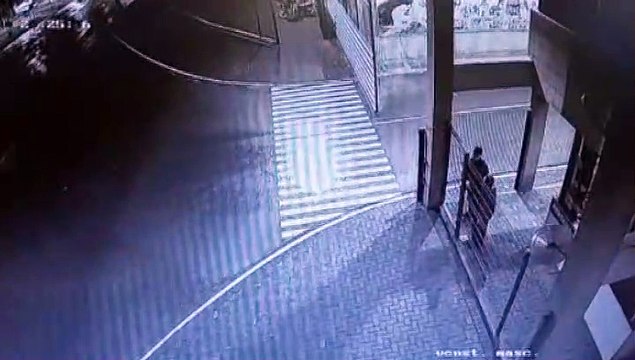 Câmeras flagram tentativa de furto de moto em empresa no Trevo Cataratas; vigilantes evitaram o crime