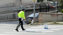 Polis memurları yaya geçidini yeniledi