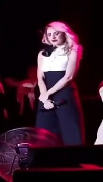 Hadise yine ağladı! Hadise Kıbrısta verdiği konserde ağladı.