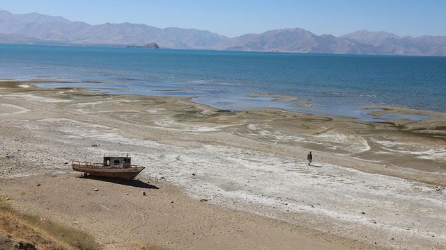 Kuraklık ve aşırı buharlaşmanın etkisiyle Van Gölü'ndeki çekilme sürüyor