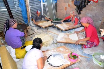 Konyalı ev hanımları kışlık yufka ekmeği yapımına başladı